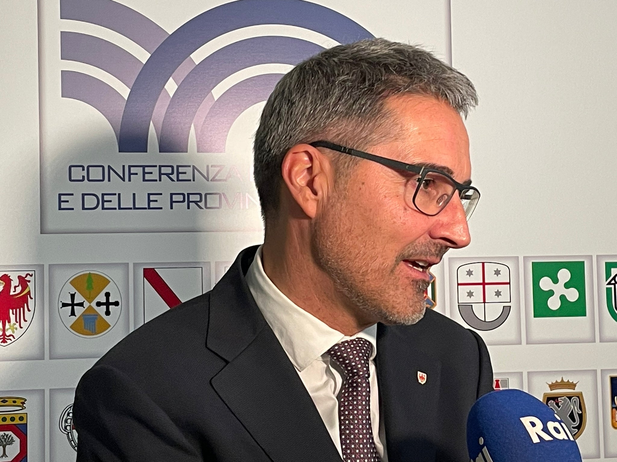 Il presidente Arno Kompatscher al microfono della Rai dopo la seduta della Conferenza delle Regioni e delle Province autonome (Foto: ASP/Mila Mattiuzzi)