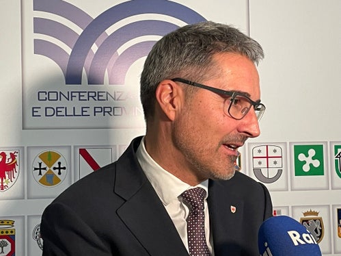 Il presidente Arno Kompatscher al microfono della Rai dopo la seduta della Conferenza delle Regioni e delle Province autonome (Foto: ASP/Mila Mattiuzzi)