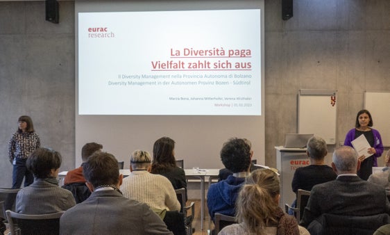 Il tema della diversità sul posto di lavoro al centro di un workshop organizzato presso l'Eurac di Bolzano. Analizzati i risultati di uno studio del  Servizio di coordinamento per l’integrazione (Foto: Annelie Bortolotti, Eurac)