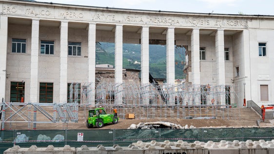 Dopo le attività preparatorie delle scorse settimane, sono iniziate le operazioni di montaggio dei ponteggi che consentiranno di intervenire sull'edificio. Parallelamente è stato installato il sistema di monitoraggio strutturale, composto da sensori che forniranno i dati necessari per verificare costantemente le condizioni di sicurezza del palazzo. (Foto: USP/Fabio Brucculeri)