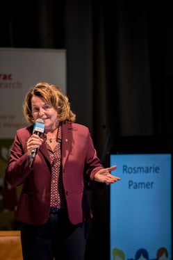 Das Wichtigste für Frauen in der Politik ist, dass sie authentisch bleiben, geradlinig, mutig und bodenständig und dass sie sich behaupten können. Dazu ermächtigt sie das Wissen, das sie sich in Lehrgängen wie diesen aneignen können, betonte Landesrätin Rosmarie Pamer. (Foto: LPA/Lukas Auer)