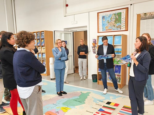 Nella Ripartizione Europa è disponibile anche una sala, spesso visitata da classi scolastiche, che illustra visivamente l’Europa. Nella foto, i referenti comunali all’UE insieme all’assessora provinciale all’Europa Magdalena Amhof. (Foto: USP/Ursula Pirchstaller)