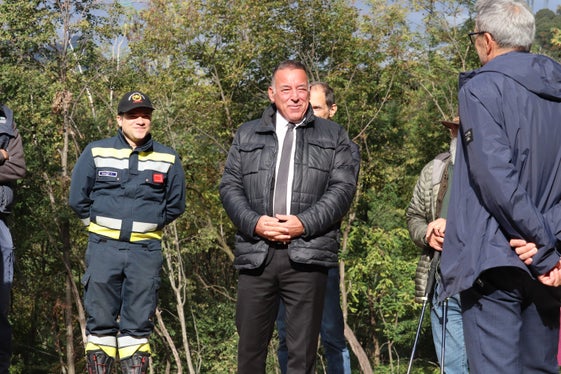 Danke für dieses Bauwerk und für die Zusammenarbeit, sagte Bozens Vizebürgermeister Stephan Konder (Zweiter von links) zu Landeshauptmann und Bevölkerungsschutzlandesrat Arno Kompatscher (ganz rechts im Bild); mit im Bild von links der stellvertretende Kommandant der Freiwilligen Feuerwehr Oberau-Haslach Damian Prenner. (Foto: LPA/Maja Clara)