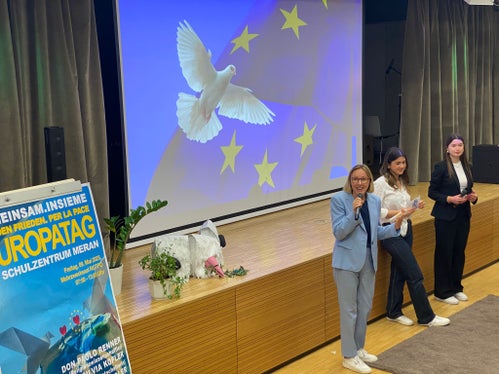 Landesrätin Magdalena Amhof (links im Bild) mit einigen Schülerinnen des Schulzentrums Meran, die die Moderation der Tagung Gemeinsam für ein friedliches Europa übernommen haben. (Foto: LPA)