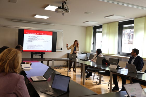 Landesschuldirektorin Sigrun Falkensteiner zeigte Herausforderungen des inklusiven Bildungssystems auf. (Foto: LPA/Clara Masiero) 