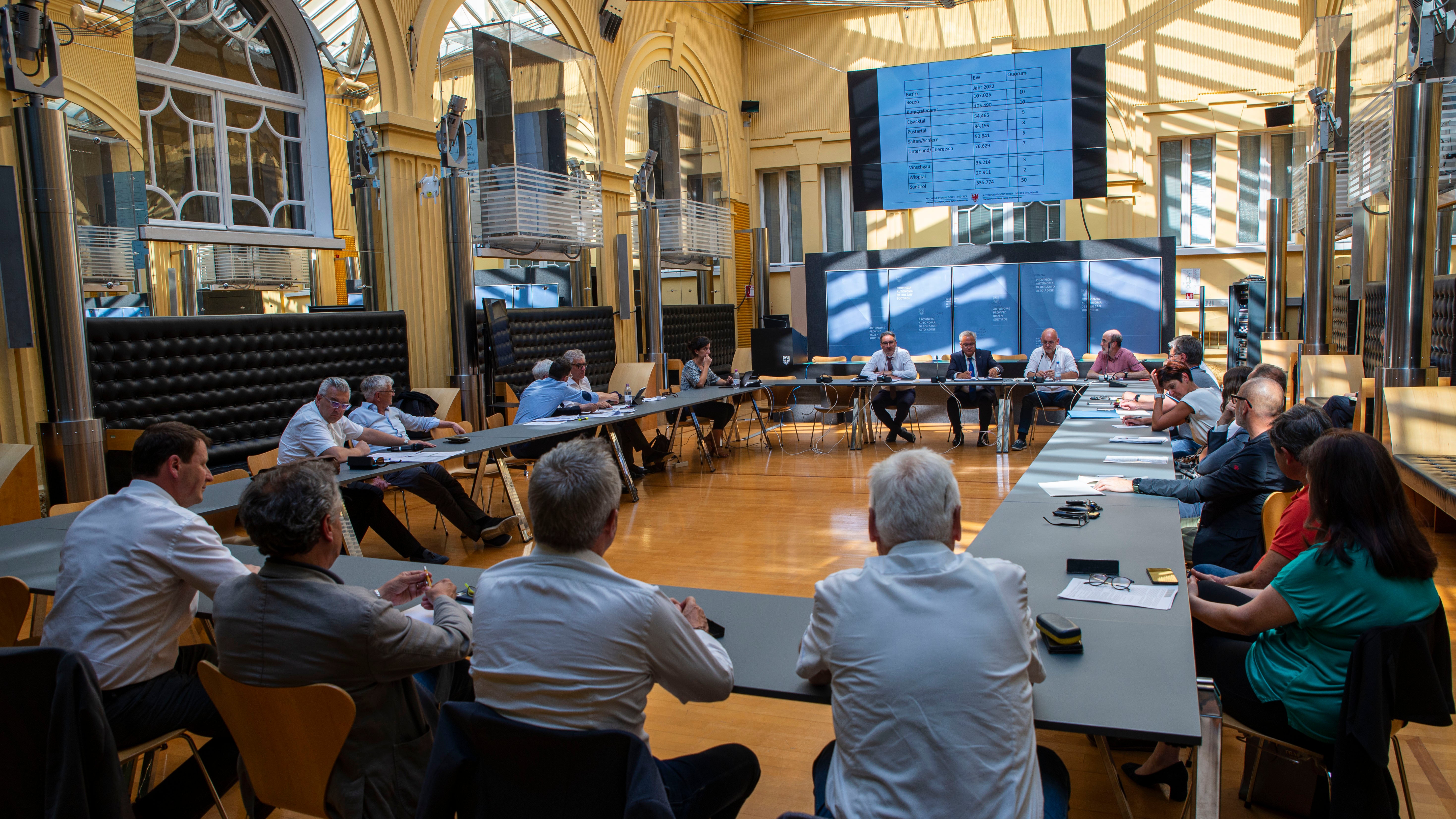 Le Comunità comprensoriali ed i Comuni hanno discusso la chiave ideale della co-determinazione nell'assemblea generale di Egato con la delegazione della Provincia (Foto: ASP/Fabio Brucculeri)