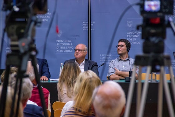 Francesco Barbabella (r.), Forscher am Istituto Nazionale di Riposo e Cura per Anziani, ordnete Südtirols Bestrebungen zum aktiven Altern in den gesamtstaatlichen Kontext ein (neben ihm: der Obmann der Genossenschaft Wohnen im Alter, Otto von Dellemann). (Foto: LPA/Greta Stuefer)