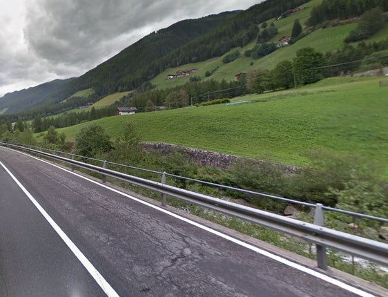 Non essendo possibile, in questo tratto, accedere al torrente con mezzi pesanti, i lavori di rimozione degli alberi dall'alveo dell'Aurino dovranno essere eseguiti dalla strada. (Foto: ASP)