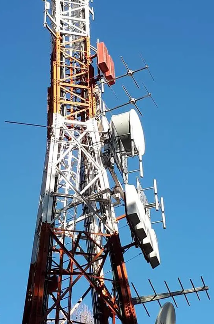 Grazie al nuovo sistema DAS (Distributed Antenna System) realizzato dalla Provincia, sarà ora possibile telefonare, inviare messaggi e navigare con il cellulare senza perdere il segnale anche all’interno delle gallerie. Nella foto la BTS (stazione radio base) di Prati di Sarentino. (Foto: USP/Ufficio Opere ambientali e infrastrutture) 