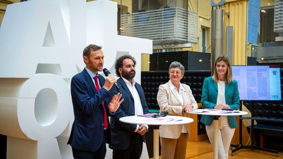 Da sinistra Mathias Stuflesser, Luca Bizzarri, Barbara Weis, e la direttrice dell’Agenzia per la stampa e la comunicazione della Provincia, Claudia Messner (Foto: ASP/F. Brucculeri)