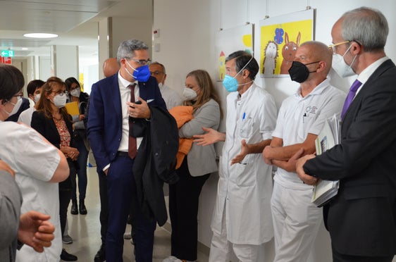 Durante la visita dell'ospedale, il presidente ha parlato con i dipendenti presenti (da destra a sinistra: il direttore generale Florian Zerzer, il direttore sanitario. Robert Rainer, il responsabile del Pronto Soccorso, Helmuth Josef Weiss, la direttrice di Dipartimento Laura Schrott, il presidente Arno Kompatscher (Foto: ASP)

