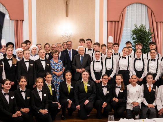 Per gli studenti e le studentesse della Scuola provinciale alberghiera Kaiserhof di Merano, della Scuola professionale alberghiera Cesare Ritz di Merano e della Scuola professionale provinciale per il settore alberghiero Savoy di Merano è stato un onore poter accogliere a pranzo il Presidente federale austriaco Alexander Van der Bellen (da sinistra) con la consorte, il Presidente della Repubblica italiana Sergio Mattarella (a sinistra) e il presidente della Provincia Arno Kompatscher (al centro). (Foto: USP/Fabio Brucculeri)