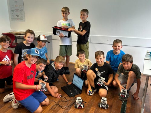 Im Workshop Lego-Roboter bauen und programmieren arbeiteten die Kinder an selbst gebauten Lego-Modellen, die sie mit einer einfachen Programmiersprache steuerten. (Foto: LPA/Bildungsdirektion)