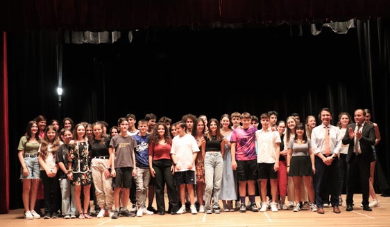Nell'affollata cornice del teatro "Coseri" di Laives si è tenuto oggi la festa della Scuola italiana, alla presenza dell’assessore provinciale alla Formazione e Istruzione italiana Giuliano Vettorato e del Sovrintendente scolastico Vincenzo Gullotta. (Foto: ASP/Gianluca Crocco)