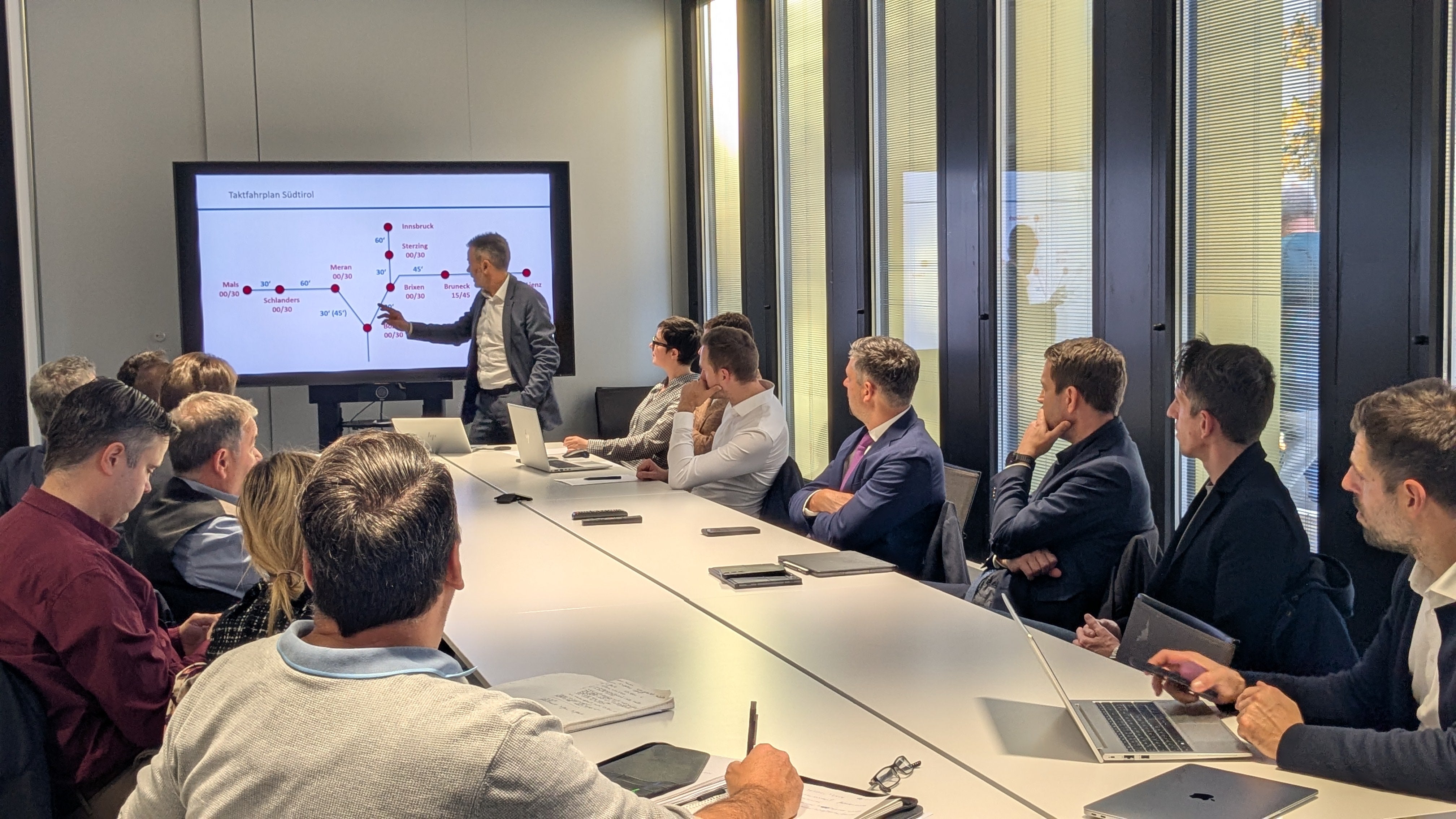 Bei einem Treffen mit Vertretungen von Land, Gemeinden und der Südtiroler Transportstrukturen AG STA zum Ausbau der Bahnlinie Bozen-Meran wurden das Variantenstudium und der aktuelle Planungsstand der verbesserten Trasse besprochen. (Foto: LPA/Ingo Dejaco)