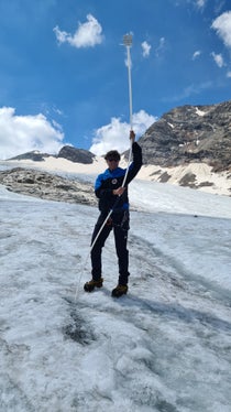 Der Direktor des Landesamtes für Hydrologie und Stauanlagen Roberto Dinale bei der Messung des Eisverlusts im Zungenbereich des Rieserferner. (Foto: LPA/Landesamt für Hydrologie und Stauanlagen/Herbert Thaler)