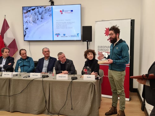 Davide Stoffie (direttore generale della Marcialonga) è intervenuto alla presentazione del patrocinio Euregio per le tre grandi gare di fondo di Tirolo, Alto Adige e Trentino e del Trofeo Euregio Under 23. (Foto: Euregio)