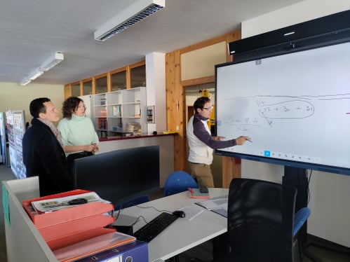 Durante le visite l’attenzione si è focalizzata non solo sul confronto dei contenuti didattici ma anche su aspetti amministrativi: da sinistra André Comploi, Elena Pellegrini e Klaus Ambros Taibon (Foto: USP/Direzione Istruzione, Formazione e Cultura ladina)