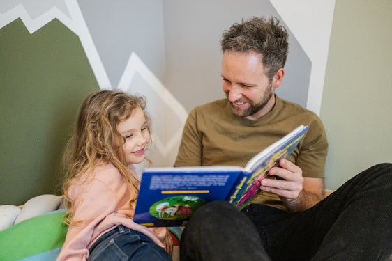 Vom Vorlesen profitieren alle Beteiligten, sowohl die Kinder, die schon ab den ersten Monaten die Nähe des Vorlesens genießen, als auch diejenigen, die Vorlesen, weil sie damit bewusst Zeit mit (ihren) Kindern verbringen. (Foto: Familienagentur/Harald Wisthaler)
