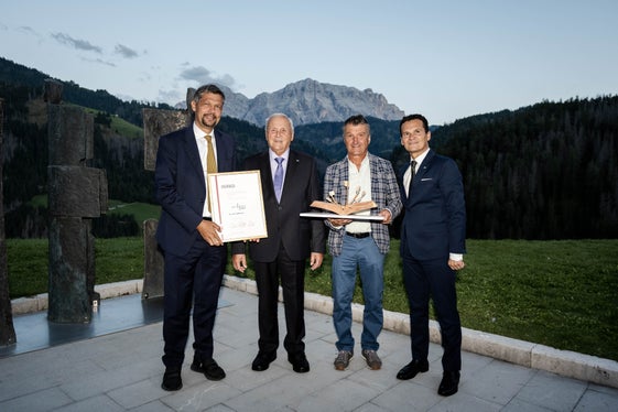 Giornata della cultura ladina (da sinistra): l'assessore provinciale Daniel Alfreider, il vincitore del premio Merit Ladin Lois Castlunger, il vincitore del premio Ert X Merit Ladin Gregor Prugger e il direttore del dipartimento istruzione e cultura ladina André Comploi. (Foto: USP/Direzione Istruzione e Cultura ladina/Vanessa Runggaldier)