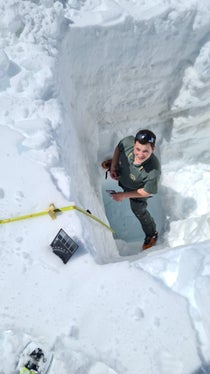 Für die Bestimmung der Schneedichte werden auf den Gletschern Schächte bis zum Eis gegraben; im Bild Leander Mitterer vom Forstinspektorat Sterzing bei den Messungen am Übeltalferner am 11. Mai. (Foto: LPA/Landesamt für Hydrologie und Stauanlagen/Roberto Dinale)