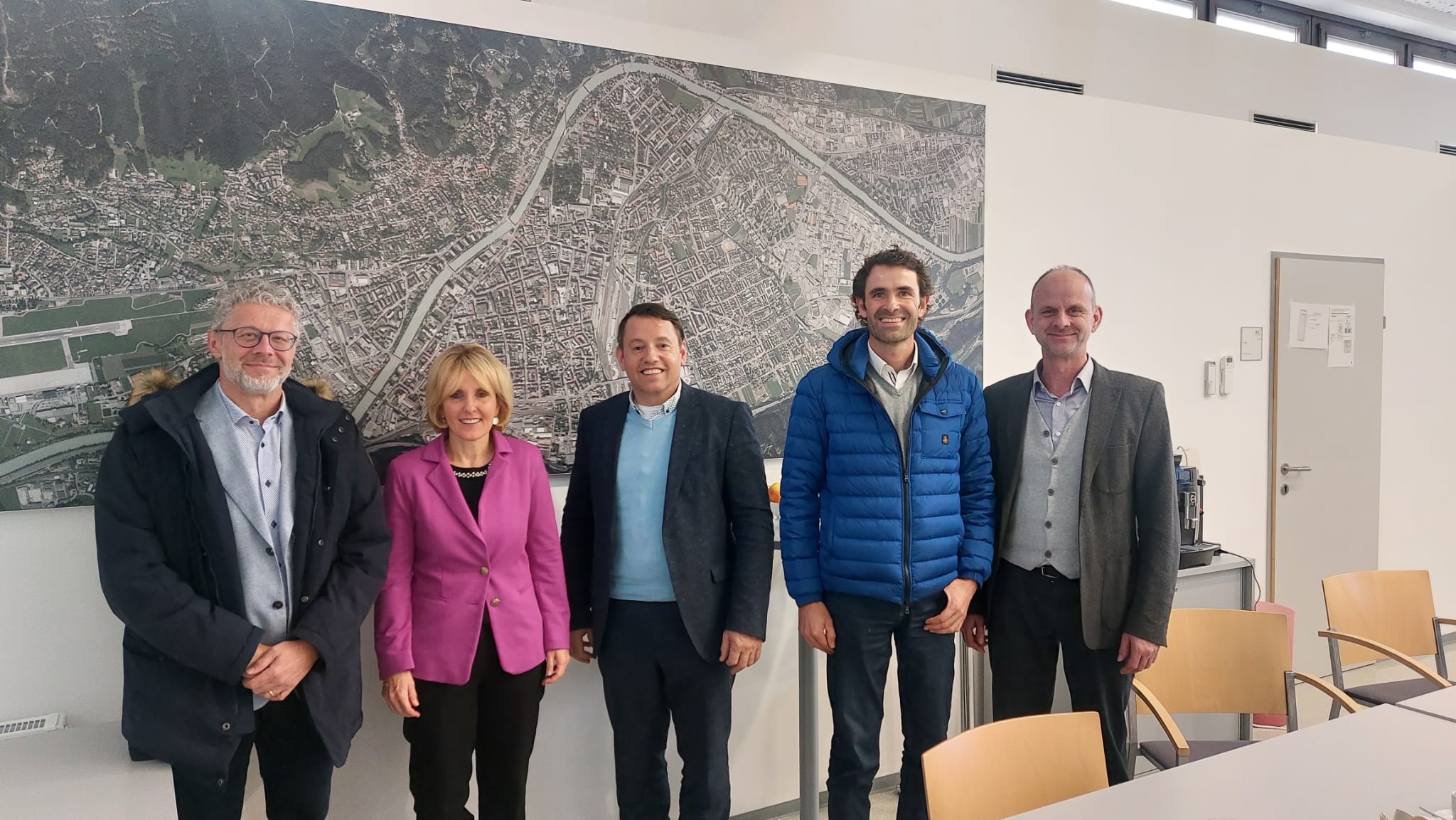 L'assessora Deeg si è recata ad Innsbruck per approfondire le buone prassi riguardo la realizzazione di alloggi a prezzi accessibili. Da sinistra: Dietmar Hafner (IPES), l'assessora provinciale Waltraud Deeg, Franz Danler (IIG), Leonhard Resch (Arche KVW) e Martin Franzmair (IIG) (Foto: ASP)