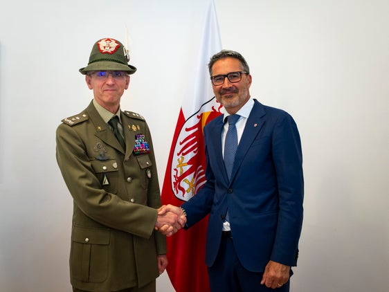 La stretta di mano tra il generale di Divisione Michele Risi, nuovo comandante delle Truppe Alpine, e il presidente della Provincia autonoma di Bolzano, Arno Kompatscher. (Foto. ASP/Fabio Brucculeri)