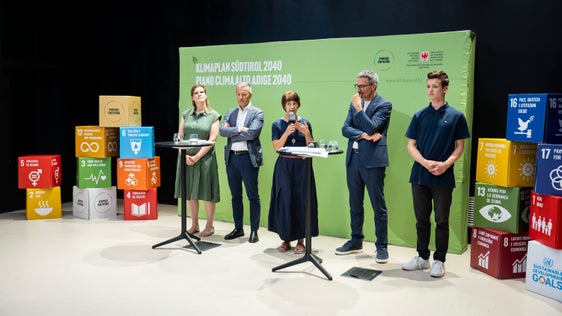 Silke Raffeiner (Mitte, mit Mikrophon) appellierte in Vertretung des Stakeholder Forum Klima daran, auch jene 100 Maßnahmen, die nach der Evaluierung als aktuell nicht umsetzbar kategorisiert wurden, nicht komplett außer Acht zu lassen und die (politischen) Voraussetzungen zu schaffen, damit die Maßnahmen umsetzbar werden. (Foto: LPA/Fabio Brucculeri)