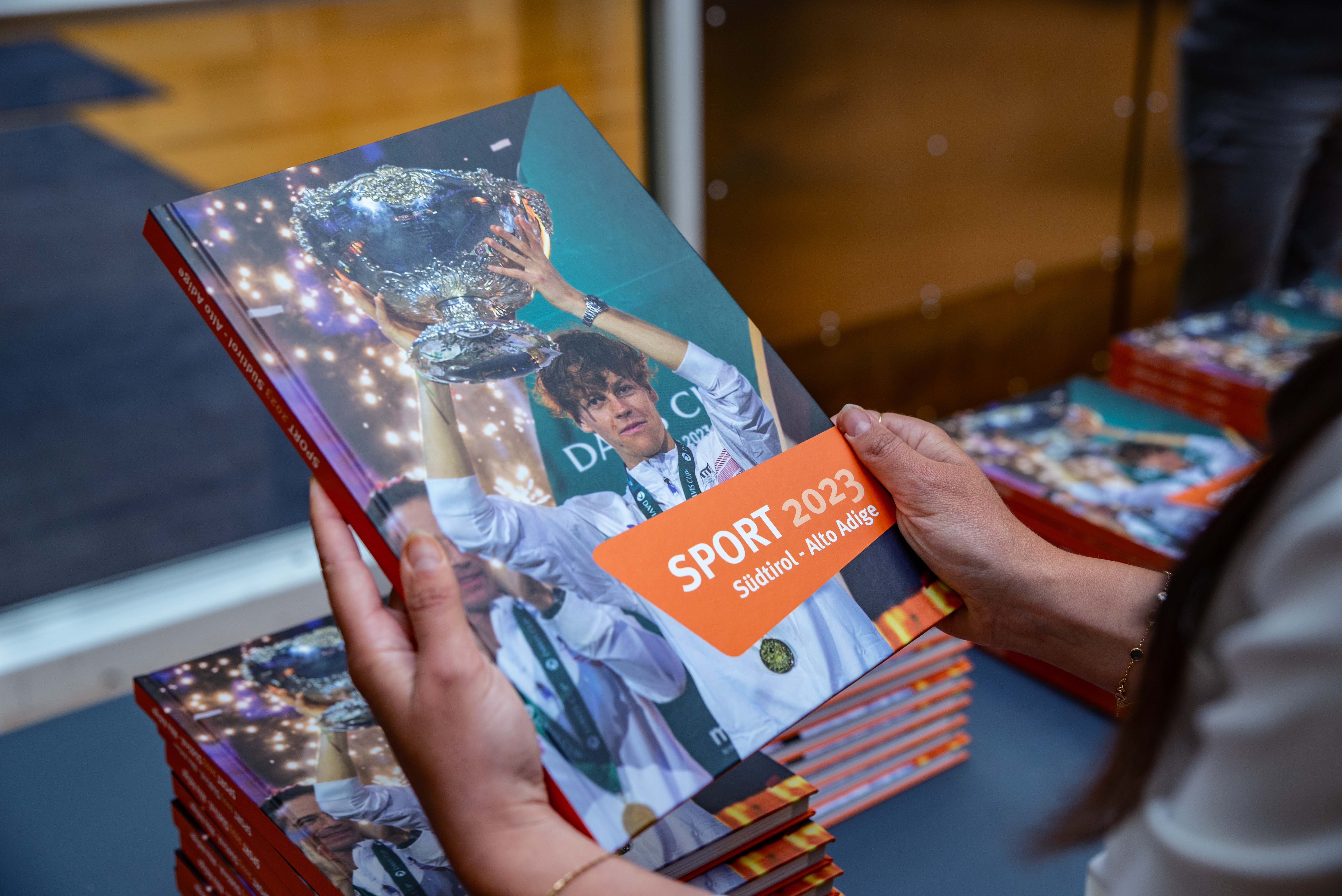 La copertina dell'Annuario dello sport 2023 presenta l'atleta altoatesino di maggior successo: Jannik Sinner. (Foto: ASP/Greta Stuefer)