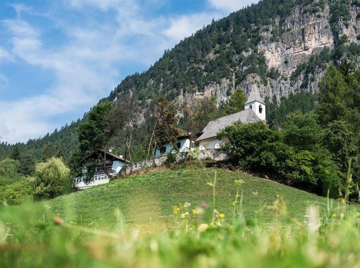 L'area protetta attorno alla chiesa di San Nicolò e alla canonica a Caprile verrà estesa garantendo così un’ulteriore protezione all'intero monumento. (Foto: ASP/René Gamper)

