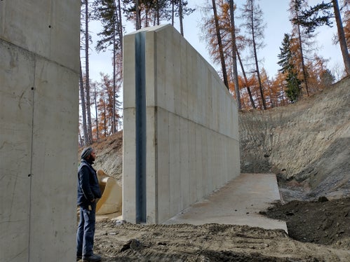 Talseitig der Geschieberückhaltesperre im Tartscherbach (im Bild) wird eine rund 45 Meter lange Künette aus Zyklopensteinen und Beton errichtet. (Foto: LPA/Landesamt für Wildbach- und Lawinenverbauung West)