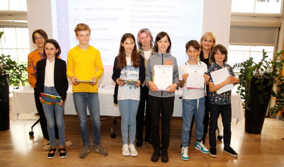 Die Bestplatzierten der Kategorie Benjamin (1. Mittelschul-Klasse) mit Getrud Verdorfer (links), Eva Maria Brunnbauer und Siglinde Doblander (rechts). (Foto: LPA/Verena Hilber)