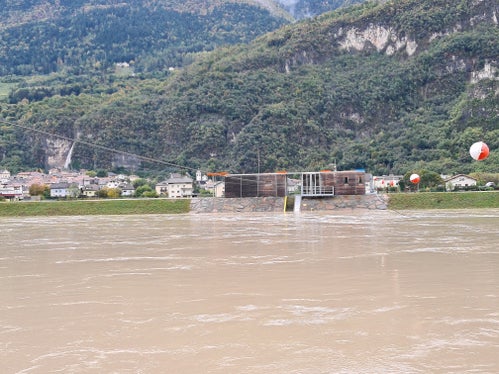 Am Dienstag, 31. Oktober, hatte die Etsch – im Bild bei der Pegelmessstation in Salurn – die Warnstufe überschritten. (Foto: LPA/Agentur für Bevölkerungsschutz)
