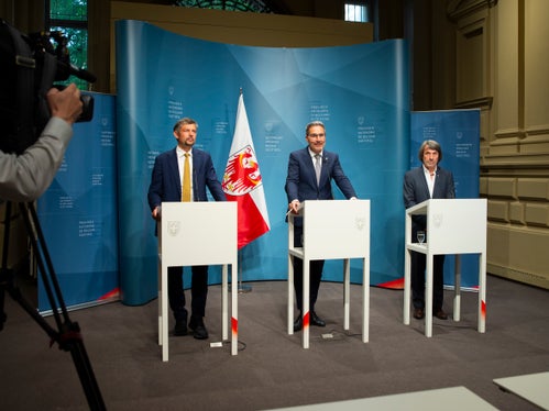 L'assessore provinciale Daniel Alfreider (da sinistra), il presidente Arno Kompatscher e l'assessore provinciale Hubert Messner hanno presentato oggi alla stampa le più importanti decisioni assunte dalla Giunta provinciale. (Foto: ASP/Fabio Brucculeri)