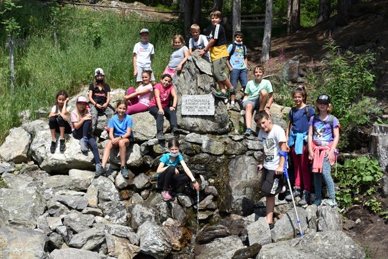 Circa 200 alunne a alunni delle scuole in lingua italiana e tedesca hanno potuto migliorare le loro competenze linguistiche partecipando nelle corse settimane ai campus estivi per le lingue organizzati a Dobbiaco e in Val Venosta (Foto: Wolfgang Thöni)