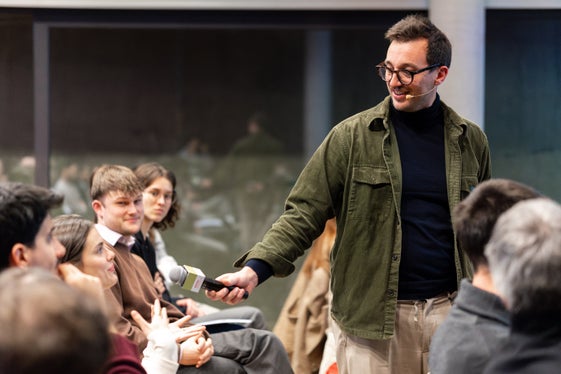 Der KI-Stratege Tristan Post zog die Teilnehmerinnen und Teilnehmer von Anfang an in den Bann und begab sich mit ihnen auf eine Reise zum Thema KI. (Foto: LPA/Amt für Hochschulförderung/Nicola Chen)