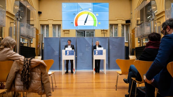 Continua a crescere il numero di lavoratori dipendenti in Alto Adige, ma meno rispetto al passato e con differenze tra i settori economici e gruppi di dipendenti: è quanto emerge dal Rapporto sul mercato del lavoro in provincia di Bolzano per il periodo maggio-ottobre 2024, presentato dall’assessora al Lavoro Magdalena Amhof e dal direttore del Servizio Mercato del Lavoro Stefan Luther. (Foto: USP/Fabio Brucculeri)