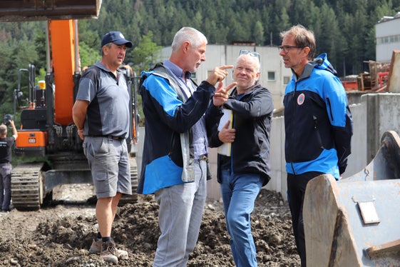 Besichtigung der Baustelle an der Rienz in der Gemeinde Kiens (v.l.): Vorarbeiter Sigisfredo Moling, Bauleiter Martin Moser, der Direktor des Funktionsbereichs Wildbachverbauung Fabio De Polo und der Direktor der Agentur für Bevölkerungsschutz Klaus Unterweger (Foto: LPA/Maja Clara)