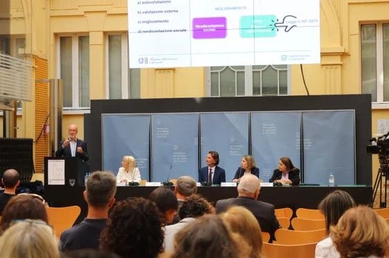 Il Bilancio sociale della Direzione Istruzione e Formazione italiana. Nella foto (da sinistra), Damiano Previtali, rappresentante del Ministero dell’Istruzione e del Merito, Nicoletta Rizzoli, direttrice della Scuola Professionale per il Commercio, Turismo e Servizi Luigi Einaudi, di Bolzano, il Sovrintendente scolastico, Vincenzo Gullotta, e le ricercatrici, Francesca Storai e Serena Greco. (Foto: ASP/Crocco)