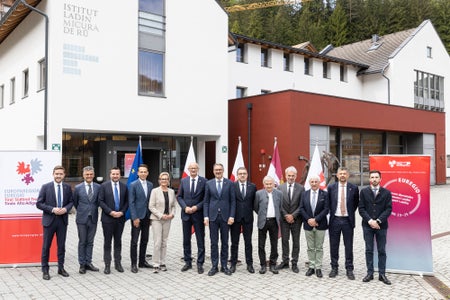 Gruppenfoto der Euregio-Versammlung am 21. Mai 2025 in St. Martin in Thurn im Gadertal (Foto: LPA/Tiberio Sorvillo) 
