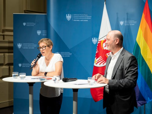 Anlaufstelle und grundlegend für die Musikszene: die Koordinatorin des Amtes Marlene Huber und Abteilungsdirektor Volker Klotz bei der Vorstellung des Südtiroler Musikarchivs. (Foto: LPA/Fabio Brucculeri)