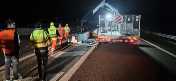 Il Servizio strade ha completato l’installazione dei nuovi attenuatori d’urto in corrispondenza delle uscite della superstrada MeBo in direzione nord e, parzialmente, anche in direzione sud. (Foto: USP/Alberto Lenisa)