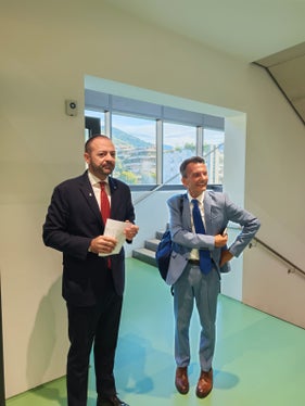 Nel nuovo anno scolastico si siederanno sui banchi di scuola 22.211 ragazzi e ragazze della scuola italiana. Il vicepresidente con il sovrintendente della scuola italiana in Alto Adige Vincenzo Gullotta. (Foto: USP)