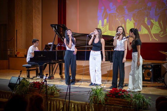 L'ensemble vocale della Scuola di musica Merano - Passirio e altri musicisti hanno accompagnato musicalmente la giornata di apertura. (Foto: USP/Nathan Chizzali)