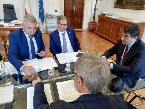 L'incontro di oggi a Roma: da sinistra il direttore generale Steiner, il presidente Kompatscher e il ministro Fitto (Foto: Ministero degli Affari europei)