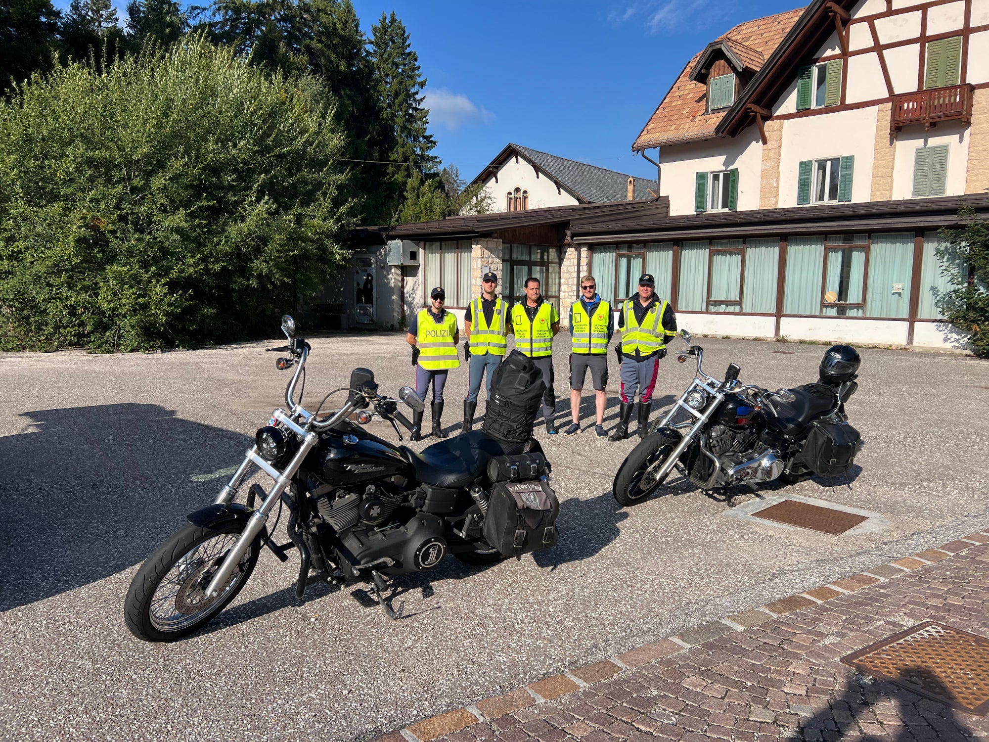 Das Land Südtirol setzt die Motorradkontrollen auf den Passstraßen gemeinsam mit der Polizei den ganzen Sommer über und ohne Vorankündigung fort. Die Kontrollen sind Teil der Maßnahmen für mehr Sicherheit auf den Straßen, weniger gefährliche Situationen im Verkehr und ein respektvolles Miteinander auf den Passstraßen. Im Bild: Mitarbeitende des Kraftfahrzeugamts und der Straßenpolizei. (Foto: LPA/Ressort Infrastrukturen und Mobilität)