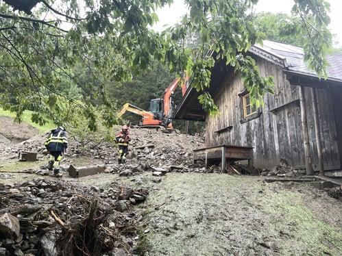 Mit Baggern wird das Material, das bei den Unwetterereignissen vergangene Nacht in Bewegung geraten ist, entfernt. (Foto: LPA/GNews)