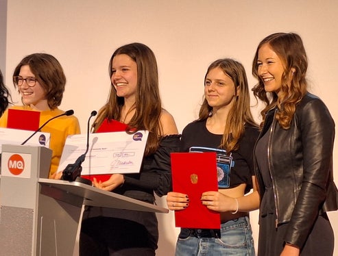 Sieger Klassische Rede – 8. Schulstufe, 2. Platz Sarah Schermaier (Wien), 1. Platz Alba Schiller (Burgenland), 3. Platz Sarah Lea Tillack (Südtirol), Jugendstaatssekretärin im Bundeskanzleramt Claudia Plakolm (Foto: LPA/Landesamt für Jugendarbeit/Anita Demetz)