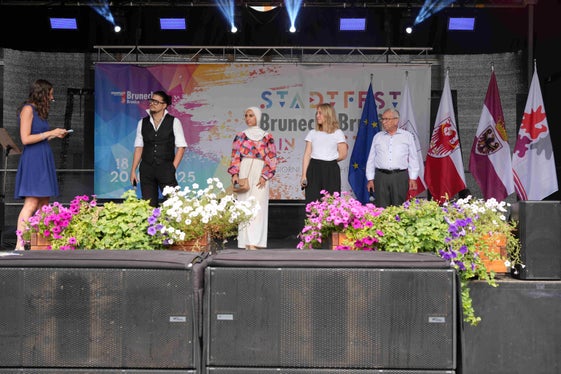 Dialogo sull'Euregio con (da sinistra) la moderatrice Nicole Abler, i tre giovani dei club Alpbach dell'Alto Adige, Simon Mariacher, del Trentino, Assia Brahimi e del Tirolo, Celina Moser, nonché il rappresentante del mondo degli adulti Josef Urthaler. (Foto: Euregio)