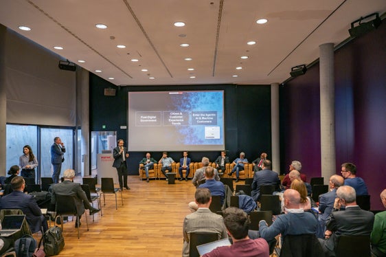 Der Austausch zwischen den wichtigsten Stakeholdern im IT-Bereich fand am Mittwoch im Forschungsinstitut Eurac in Bozen statt. Der Direktor der Abteilung Informatik, Josef T. Hofer (ganz links im Bild), betonte, dass Südtirol schrittweise zu einer smarten Provinz werden müsse. (Foto: LPA/Greta Stuefer)